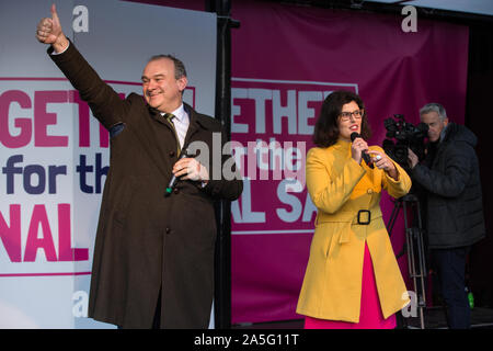 London, Großbritannien. 19. Oktober, 2019. Layla Moran, Liberaldemokratischen MP für Oxford Westen und Abingdon, hier gesehen mit der stellvertretende Chef der Liberaldemokraten Sir Stockfoto