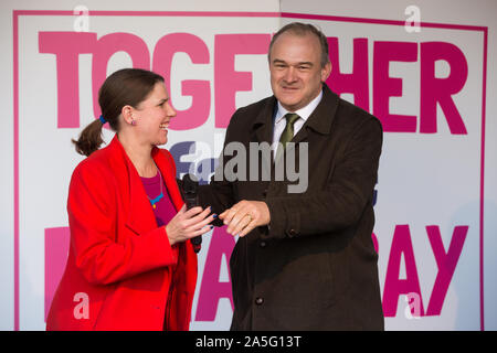 London, Großbritannien. 19. Oktober, 2019. Jo Swinson und Sir Ed Davey, der Vorsitzende und der stellvertretende Chef der Liberaldemokraten, erscheinen auf der Bühne vor Hunderten von thous Stockfoto