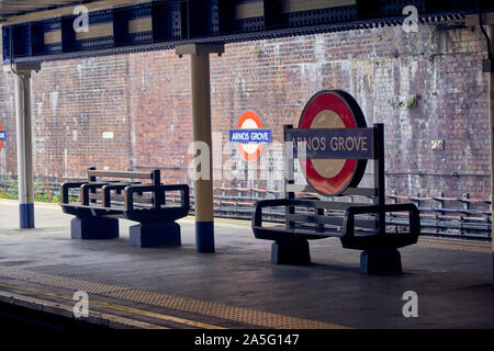 Bahnsteig der U-Bahn-Station Arnos Grove. Stockfoto