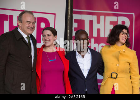 London, Großbritannien. 19. Oktober, 2019. Der stellvertretende Chef Sir Ed Davey MP, Leader Jo Swinson MP, Sam Gyimah MP und Layla Moran MP der Liberaldemokraten angezeigt werden Stockfoto