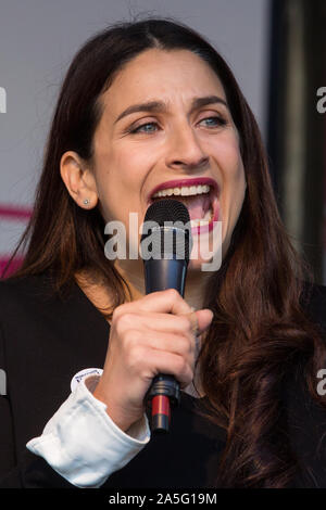 London, Großbritannien. 19. Oktober, 2019. Luciana Berger, Liberaldemokratischen MP für Liverpool Wavertree, Adressen Hunderttausende von Pro-EU-Bürger an einem Tog Stockfoto