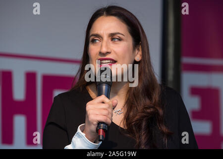 London, Großbritannien. 19. Oktober, 2019. Luciana Berger, Liberaldemokratischen MP für Liverpool Wavertree, Adressen Hunderttausende von Pro-EU-Bürger an einem Tog Stockfoto