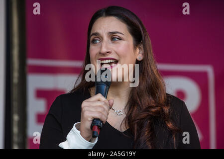 London, Großbritannien. 19. Oktober, 2019. Luciana Berger, Liberaldemokratischen MP für Liverpool Wavertree, Adressen Hunderttausende von Pro-EU-Bürger an einem Tog Stockfoto