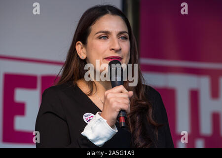 London, Großbritannien. 19. Oktober, 2019. Luciana Berger, Liberaldemokratischen MP für Liverpool Wavertree, Adressen Hunderttausende von Pro-EU-Bürger an einem Tog Stockfoto