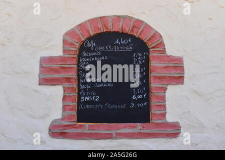 Backofen geformte coffee bar Menü auf eine Wand im Süden von Frankreich. Alkoholische und nicht-alkoholische Getränke Preisliste auf einem Board mit Kreide geschrieben. Stockfoto