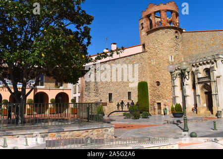 Hauptplatz in einer bezaubernden mittelalterlichen Stadt im Süden von Frankreich. Steinmauer, Turm, Bögen und Frucht Baum im Hintergrund. Sonnigen Sommertag in Europa. Stockfoto