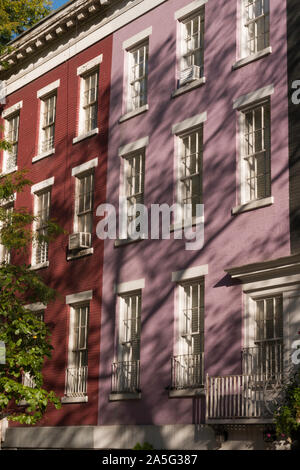 Bunt bemalte Backsteingebäuden auf MacDougal Street in Greenwich Village, New York City, USA Stockfoto