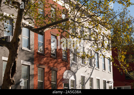 Bunt bemalte Backsteingebäuden auf MacDougal Street in Greenwich Village, New York City, USA Stockfoto