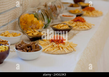 Viele salzige Snacks auf einem Tisch, viele Käse und Cracker auf dem Tisch mit Snacks. Stockfoto