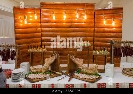 Tisch mit leckeren Snacks. Ukraine traditionelles Essen - Brot mit Schmalz. Sandwiches mit Schmalz und eingelegte Gurken auf Tisch. Schuldiges Vergnügen - DELICIO Stockfoto