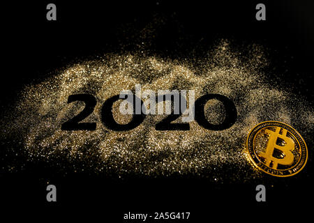 Frohes Neues Jahr 2020. Kreative Collage der Zahlen zwei und Null aus dem Jahr 2020. Schöne funkelnde Goldene Zahl 2020 und bitcoin auf Schwarz zurück Stockfoto