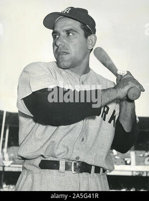 Vintage autographierte schwarz-weiß Foto des neuen Yankee Hall of Fame Baseball player Yogi Berra. Stockfoto