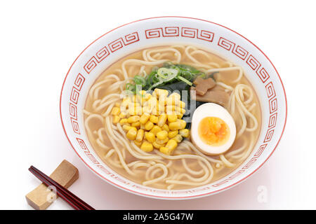 Japanische Miso Ramen Nudeln in eine Schüssel geben. Stockfoto