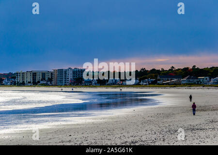 Old Orchard Beach, ME, Oktober 10, 2019: Ein langer Blick auf Old Orchard Beach von Pine Point gesehen Stockfoto