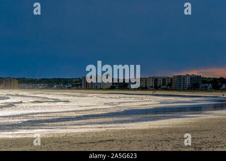 Old Orchard Beach, ME, Oktober 10, 2019: Ein langer Blick auf Old Orchard Beach von Pine Point gesehen Stockfoto