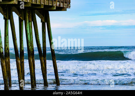 Große Schwellen von der Pier in Old Orchard Beach, Maine Stockfoto