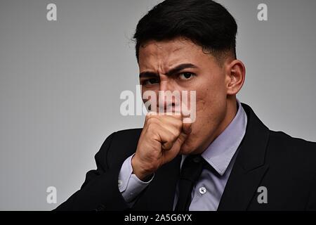 Junge kolumbianische Geschäftsmann Husten tragen Anzug Stockfoto