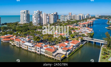 Luftbilder des Dorfes Geschäfte auf venezianischen Bucht im Park Shore Bereich von Neapel FL am Golf von Mexiko im Süden von Fort Myers und in der Nähe von Marco Island FL Stockfoto