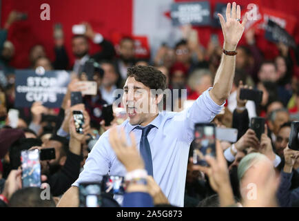 Vancouver, Kanada. Okt, 2019 20. Kanadische liberale Parteichef Justin Trudeau grüßt Inhaltsstoffe, Woodward's Atrium in Gastown, Vancouver, British Columbia, 20. Oktober 2019 während der letzten Tage der Bundesregierung Wahlkampf. Wahltag ist morgen, den 21. Oktober 2019. Foto von Heinz Ruckemann/UPI Quelle: UPI/Alamy leben Nachrichten Stockfoto