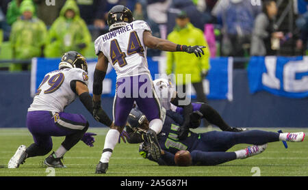 Seattle, USA. Okt, 2019 20. Seattle Seahawks wide receiver D.K. Metcalf (14) ungeschickte Versuche nachdem sie geschlagen worden durch die Baltimore Ravens Defensive zurück Chuck Clark (36) Während des vierten Quartals bei CenturyLink Feld am Sonntag, Oktober 20, 2019 in Seattle, Washington. Der Fumble wurde ausgewählt, die von Baltimore Ravens cornerback Marlon Humphrey (44) und für einen Touchdown zurück. Die Ravens und Seahawks Riegel 13-13 zur Halbzeit in Seattle. Foto von Jim Bryant/UPI Quelle: UPI/Alamy leben Nachrichten Stockfoto
