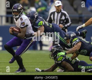 Seattle, USA. Okt, 2019 20. Baltimore Ravens quarterback Lamar Jackson (8) Bricht der versuchten Bewältigung von Seattle Seahawks middle linebacker Bobby Wagner (54) Für einen 8-Yard-Gewinn im vierten Quartal auf CenturyLink Feld am Sonntag, Oktober 20, 2019 in Seattle, Washington. Jackson führte die Ravens Ravens zu einem 30-16 Sieg über den Seahawks. Foto von Jim Bryant/UPI Quelle: UPI/Alamy leben Nachrichten Stockfoto