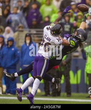 Seattle, USA. Okt, 2019 20. Baltimore Ravens Defensive zurück Chuck Clark (36) Bricht ein Pass für die Seattle Seahawks tight end Lukas Willson (82) an: CenturyLink Feld am Sonntag, Oktober 20, 2019 in Seattle, Washington. Raben und Seahawks Riegel 13-13 zur Halbzeit in Seattle. Foto von Jim Bryant/UPI Quelle: UPI/Alamy leben Nachrichten Stockfoto