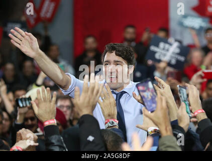 Vancouver, Kanada. Okt, 2019 20. Kanadische liberale Parteichef Justin Trudeau grüßt Inhaltsstoffe, Woodward's Atrium in Gastown, Vancouver, British Columbia, 20. Oktober 2019 während der letzten Tage der Bundesregierung Wahlkampf. Wahltag ist morgen, den 21. Oktober 2019. Foto von Heinz Ruckemann/UPI Quelle: UPI/Alamy leben Nachrichten Stockfoto