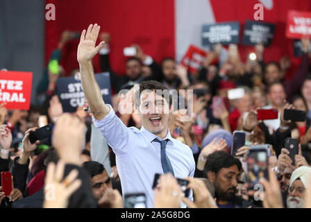 Vancouver, Kanada. Okt, 2019 20. Kanadische liberale Parteichef Justin Trudeau grüßt Inhaltsstoffe, Woodward's Atrium in Gastown, Vancouver, British Columbia, 20. Oktober 2019 während der letzten Tage der Bundesregierung Wahlkampf. Wahltag ist morgen, den 21. Oktober 2019. Foto von Heinz Ruckemann/UPI Quelle: UPI/Alamy leben Nachrichten Stockfoto