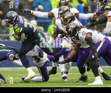 Seattle, USA. Okt, 2019 20. Seattle Seahawks zurück läuft, Chris Carson (32) bricht versucht, Geräte durch die Baltimore Ravens am CenturyLink Feld am Sonntag, Oktober 20, 2019 in Seattle, Washington. Die Raben schlagen die Seahawks 30-16. Foto von Jim Bryant/UPI Quelle: UPI/Alamy leben Nachrichten Stockfoto