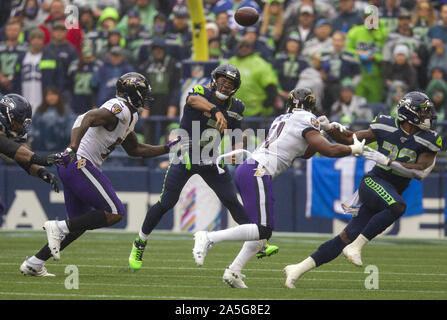 Seattle, USA. Okt, 2019 20. Seattle Seahawks Quarterback Russell Wilson (3) wird gegen die Baltimore Ravens im ersten Quartal bei CenturyLink Feld am Sonntag, Oktober 20, 2019 in Seattle, Washington. Raben und Seahawks Riegel 13-13 zur Halbzeit in Seattle. Foto von Jim Bryant/UPI Quelle: UPI/Alamy leben Nachrichten Stockfoto