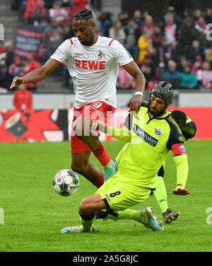 Köln, Deutschland. Okt, 2019 20. Klaus Gjasula (R) von Paderborn Mias mit Kingsley Ehizibue Köln während der Bundesliga Fußballspiel zwischen dem FC Köln und der SC Paderborn 07 in Köln, Deutschland, Okt. 20, 2019. Credit: Ulrich Hufnagel/Xinhua/Alamy leben Nachrichten Stockfoto