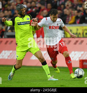 Köln, Deutschland. Okt, 2019 20. Klaus Gjasula (L) von Paderborn Mias mit Louis Schaub von Köln der Bundesliga Fußballspiel zwischen dem FC Köln und der SC Paderborn 07 in Köln, Deutschland, Okt. 20, 2019. Credit: Ulrich Hufnagel/Xinhua/Alamy leben Nachrichten Stockfoto