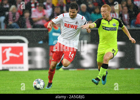 Köln, Deutschland. Okt, 2019 20. Sebastian Vasiliadis (R) von Paderborn Mias mit Jonas Hector von Köln der Bundesliga Fußballspiel zwischen dem FC Köln und der SC Paderborn 07 in Köln, Deutschland, Okt. 20, 2019. Credit: Ulrich Hufnagel/Xinhua/Alamy leben Nachrichten Stockfoto