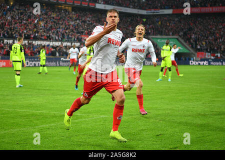 Köln, Deutschland. Okt, 2019 20. Simon Terodde (vorne) von Köln feiert zählen während der Bundesliga Fußballspiel zwischen dem FC Köln und der SC Paderborn 07 in Köln, Deutschland, Okt. 20, 2019. Credit: Ulrich Hufnagel/Xinhua/Alamy leben Nachrichten Stockfoto