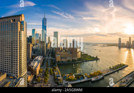 Luftaufnahme von Manhattan Skyline bei Sonnenuntergang Stockfoto