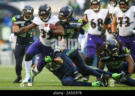 Oktober 20, 2019: Baltimore Ravens zurück laufen Gus Edwards (35) angegangen wird von Seattle Seahawks linebacker K.J. Wright (50) Während eines Spiels zwischen den Baltimore Ravens und Seattle Schlittenhunde an CenturyLink Feld in Seattle, WA. Die Ravens besiegten die Seahawks 30-16. Sean Brown/CSM Stockfoto
