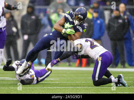 Seattle, USA. Okt, 2019 20. Seattle Seahawks zurück läuft, Chris Carson (32) Hürden, die von Baltimore Ravens freie Sicherheit Earl Thomas versucht anzugehen (29) Bei der zweiten Quartal CenturyLink Feld am Sonntag, Oktober 20, 2019 in Seattle, Washington. Die Raben schlagen die Seahawks 30-16. Foto von Jim Bryant/UPI Quelle: UPI/Alamy leben Nachrichten Stockfoto