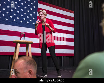 Indianola, Iowa, USA. Okt, 2019 20. US-Senator ELIZABETH WARREN (D-MA) spricht mit einer Masse von über 475 Menschen, die während einer Wahlkampfveranstaltung in Simpson Hochschule in Indianola, IA, Sonntag. Sen Warren setzt sich der demokratische Kandidat für die US-Präsidentschaft in Iowa zu werden in dieser Woche. Iowa hosts traditionell die erste Auswahl bei den Präsidentschaftswahlen. Die Iowa Caucuses wird am Februar 3, 2020. Credit: Jack Kurtz/ZUMA Draht/Alamy leben Nachrichten Stockfoto