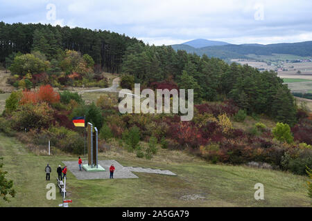 Rasdorf, Deutschland. 30 Sep, 2019. Besucher stehen an der Grenze Gedenkstätte Point Alpha am Denkmal für die deutsche Teilung und Wiedervereinigung. Point Alpha gilt als eines der beeindruckendsten Grenze Gedenkstätten für die Teilung Deutschlands. Berthold Dücker hat besondere Verdienste um die Erhaltung des historischen Ort erbracht. (Korr Bericht "Point Alpha im Wandel: Vom US-Militär Camp an der Grenze Memorial") Credit: Uwe Zucchi/dpa/Alamy leben Nachrichten Stockfoto