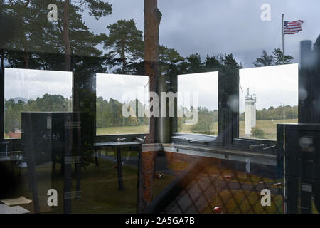 Rasdorf, Deutschland. 30 Sep, 2019. Blick von der US-amerikanischen Aussichtsturm an der Grenze Gedenkstätte Point Alpha zu einem DDR-Wachturm. Point Alpha gilt als eines der beeindruckendsten Grenze Gedenkstätten für die Teilung Deutschlands. Berthold Dücker hat besondere Verdienste um die Erhaltung des historischen Ort erbracht. (Korr Bericht "Point Alpha im Wandel: Vom US-Militär Camp an der Grenze Memorial") Credit: Uwe Zucchi/dpa/Alamy leben Nachrichten Stockfoto