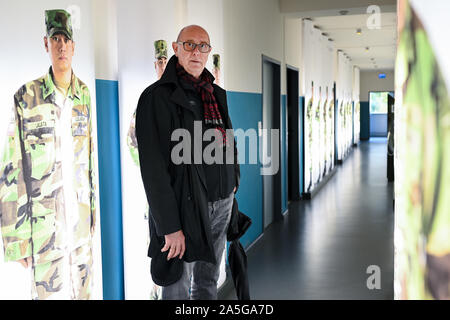 Berthold Duecker, stellvertretender Direktor der Point Alpha Stiftung,  befasst sich mit der ehemaligen Point Alpha uns Militärbasis zwischen  Rasdorf und Geisa, Germany, 23. Juni 2015. Als Teenager Dücker verließ  seine Familie und