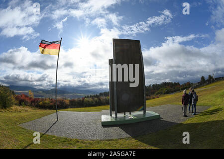 Rasdorf, Deutschland. 30 Sep, 2019. Besucher stehen an der Grenze Gedenkstätte Point Alpha am Denkmal für die deutsche Teilung und Wiedervereinigung. Point Alpha gilt als eines der beeindruckendsten Grenze Gedenkstätten für die Teilung Deutschlands. Berthold Dücker hat besondere Verdienste um die Erhaltung des historischen Ort erbracht. (Korr Bericht "Point Alpha im Wandel: Vom US-Militär Camp an der Grenze Memorial") Credit: Uwe Zucchi/dpa/Alamy leben Nachrichten Stockfoto