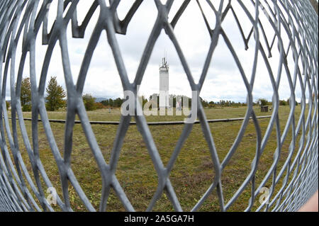 Rasdorf, Deutschland. 30 Sep, 2019. Blick durch die alten Grenzzaun an der Grenze Gedenkstätte Point Alpha auf eine DDR-Wachturm. Point Alpha gilt als eines der beeindruckendsten Grenze Gedenkstätten für die Teilung Deutschlands. Berthold Dücker hat besondere Verdienste um die Erhaltung des historischen Ort erbracht. (Korr Bericht "Point Alpha im Wandel: Vom US-Militär Camp an der Grenze Memorial") Credit: Uwe Zucchi/dpa/Alamy leben Nachrichten Stockfoto