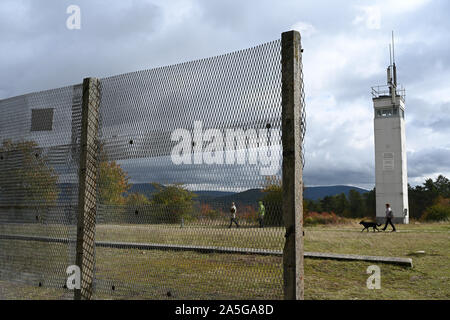 Rasdorf, Deutschland. 30 Sep, 2019. Blick hinter den alten Grenzzaun an der Grenze Gedenkstätte Point Alpha auf eine DDR-Wachturm. Point Alpha gilt als eines der beeindruckendsten Grenze Gedenkstätten für die Teilung Deutschlands. Berthold Dücker hat besondere Verdienste um die Erhaltung des historischen Ort erbracht. (Korr Bericht "Point Alpha im Wandel: Vom US-Militär Camp an der Grenze Memorial") Credit: Uwe Zucchi/dpa/Alamy leben Nachrichten Stockfoto