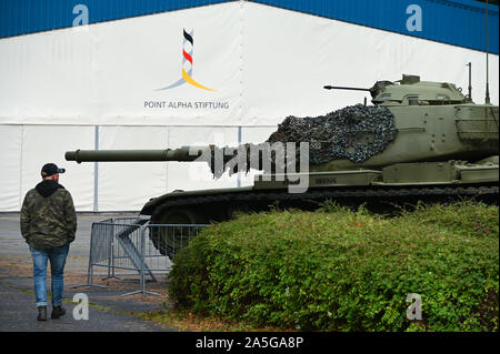 Rasdorf, Deutschland. 30 Sep, 2019. Ein Besucher der Gedenkstätte Point Alpha übergibt ein alter US combat Tank M60. Point Alpha gilt als eines der beeindruckendsten Grenze Gedenkstätten für die Teilung Deutschlands. Berthold Dücker hat besondere Verdienste um die Erhaltung des historischen Ort erbracht. (Korr Bericht "Point Alpha im Wandel: Vom US-Militär Camp an der Grenze Memorial") Credit: Uwe Zucchi/dpa/Alamy leben Nachrichten Stockfoto