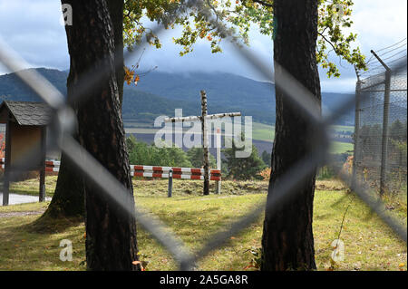 Rasdorf, Deutschland. 30 Sep, 2019. Blick durch den Zaun zu einer alten Birke Kreuz (in Erinnerung an einen Fluchtversuch) an der Grenze Gedenkstätte Point Alpha. Point Alpha gilt als eines der beeindruckendsten Grenze Gedenkstätten für die Teilung Deutschlands. Berthold Dücker hat besondere Verdienste um die Erhaltung des historischen Ort erbracht. (Korr Bericht "Point Alpha im Wandel: Vom US-Militär Camp an der Grenze Memorial") Credit: Uwe Zucchi/dpa/Alamy leben Nachrichten Stockfoto