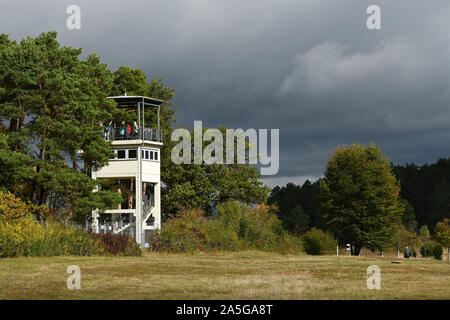 Rasdorf, Deutschland. 30 Sep, 2019. Blick auf die ehemalige US-amerikanische Beobachtungsturm an der Grenze Gedenkstätte Point Alpha. Point Alpha gilt als eines der beeindruckendsten Grenze Gedenkstätten für die Teilung Deutschlands. Berthold Dücker hat besondere Verdienste um die Erhaltung des historischen Ort erbracht. (Korr Bericht "Point Alpha im Wandel: Vom US-Militär Camp an der Grenze Memorial") Credit: Uwe Zucchi/dpa/Alamy leben Nachrichten Stockfoto