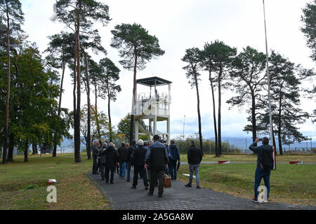 Rasdorf, Deutschland. 30 Sep, 2019. Eine Gruppe von Besuchern durch die Grenze Gedenkstätte Point Alpha. Point Alpha gilt als eines der beeindruckendsten Grenze Gedenkstätten für die Teilung Deutschlands. Berthold Dücker hat besondere Verdienste um die Erhaltung des historischen Ort erbracht. (Korr Bericht "Point Alpha im Wandel: Vom US-Militär Camp an der Grenze Memorial") Credit: Uwe Zucchi/dpa/Alamy leben Nachrichten Stockfoto