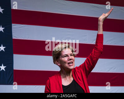 Indianola, Iowa, USA. Okt, 2019 20. US-Senator ELIZABETH WARREN (D-MA) spricht mit einer Masse von über 475 Menschen, die während einer Wahlkampfveranstaltung in Simpson Hochschule in Indianola, IA, Sonntag. Sen Warren setzt sich der demokratische Kandidat für die US-Präsidentschaft in Iowa zu werden in dieser Woche. Iowa hosts traditionell die erste Auswahl bei den Präsidentschaftswahlen. Die Iowa Caucuses wird am Februar 3, 2020. Credit: Jack Kurtz/ZUMA Draht/Alamy leben Nachrichten Stockfoto