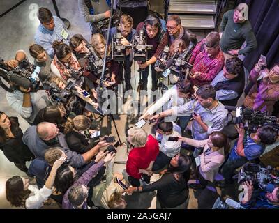 Indianola, Iowa, USA. Okt, 2019 20. US-Senator ELIZABETH WARREN (D-MA) Antworten auf die Fragen der Reporter während einer Presse Schar nach Ihrer Kampagne Rede bei Simpson Hochschule in Inidianola, IA. Sen Warren setzt sich der demokratische Kandidat für die US-Präsidentschaft in Iowa zu werden in dieser Woche. Iowa hosts traditionell die erste Auswahl bei den Präsidentschaftswahlen. Die Iowa Caucuses wird am Februar 3, 2020. Credit: Jack Kurtz/ZUMA Draht/Alamy leben Nachrichten Stockfoto